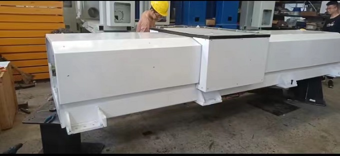 定制封閉式機器人行走地軌，調(diào)試地軌的運行速度和穩(wěn)定性